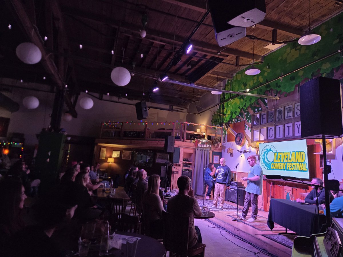 Kevkellam's tweet photo. BIG CROWD, GOOD TIMES at #ClevandComedyFest https://t.co/I8WSH6cytH