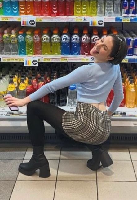 bullcaption89's tweet photo. Adele got a cute bop ass tell cucky what your doing to it https://t.co/Mnr368RJeK