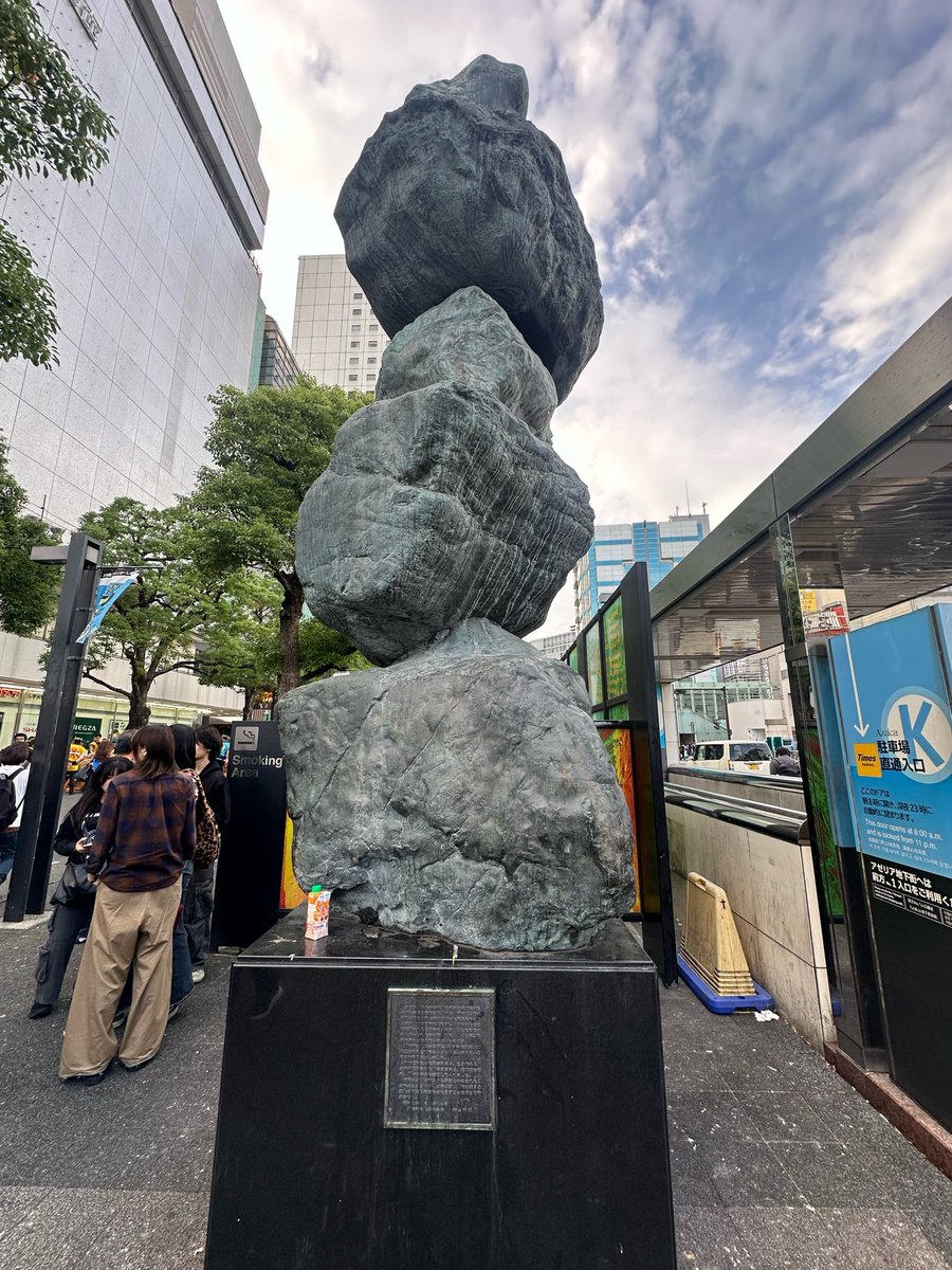 y_parare's tweet photo. おはようさーん
コレ川崎駅前にある石なんだけど
唐揚げ棒に見えてしょうがないんだよねー
しかし、コレ？
芸術的良さがわからないんだが
コレに予算つけた役人の気持ちもよくわからん
そんじゃ芸術の秋
ハブアグッターイム https://t.co/HNZuPNuYuK