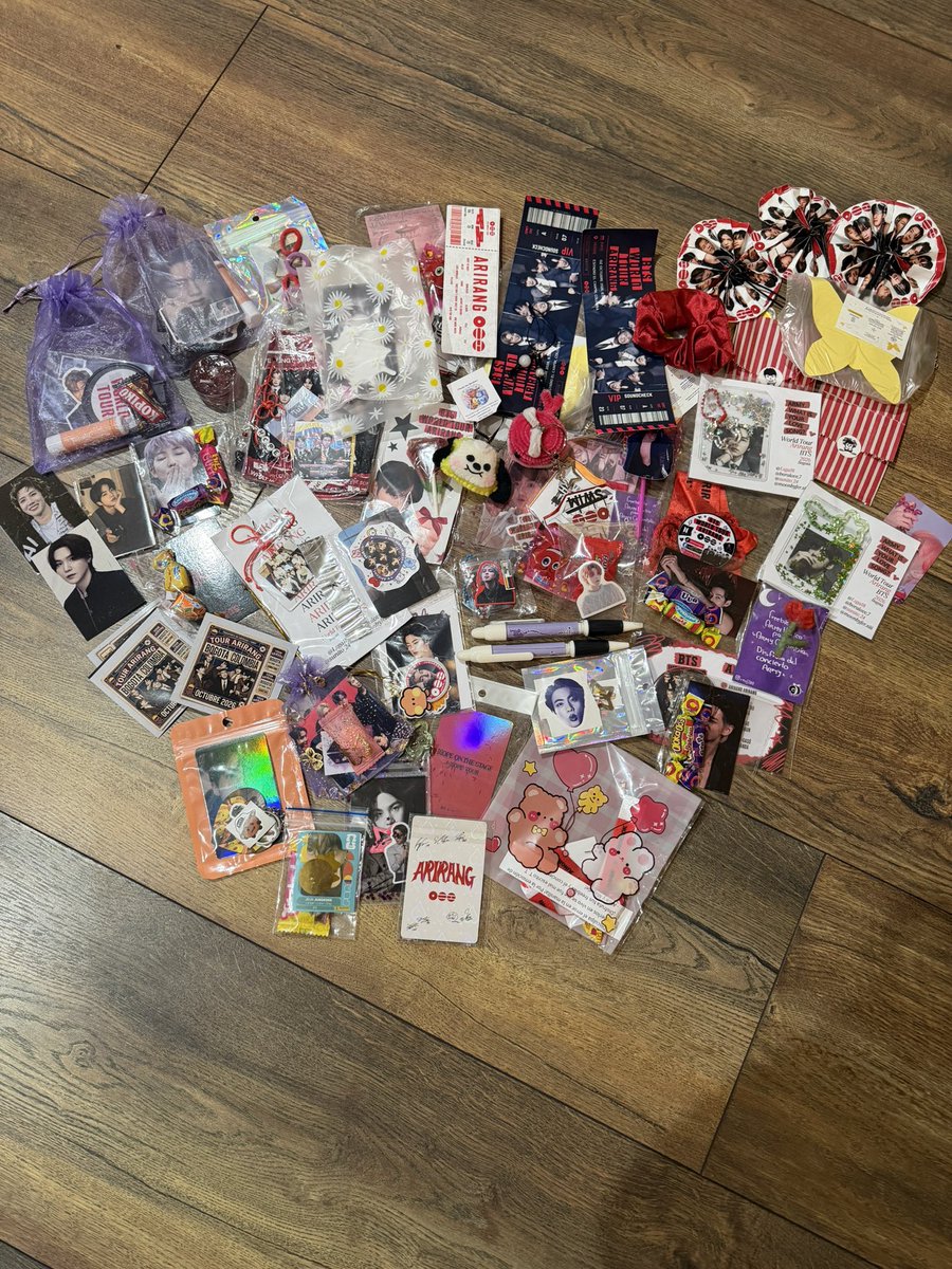 Gaba2904's tweet photo. Ame todos los freebies 🫰🏻💜
#BTS_WORLDTOUR_ARİRANG_BOGOTA #BTSEnBogotá https://t.co/DOLMbH7NTW
