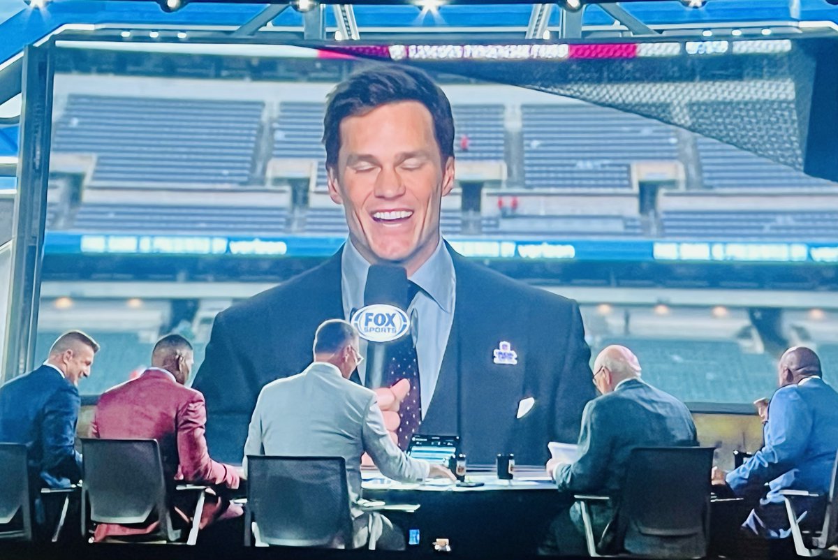 jasongay's tweet photo. after each game a 400 foot tom brady addresses the earthlings https://t.co/dtHncTuZS3