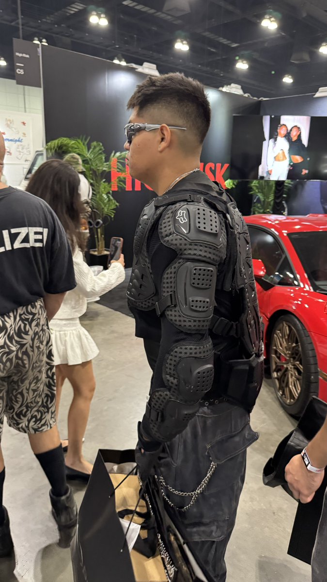 camdiamond's tweet photo. I want to kill myself #complexcon https://t.co/Mz3s9rVgJK