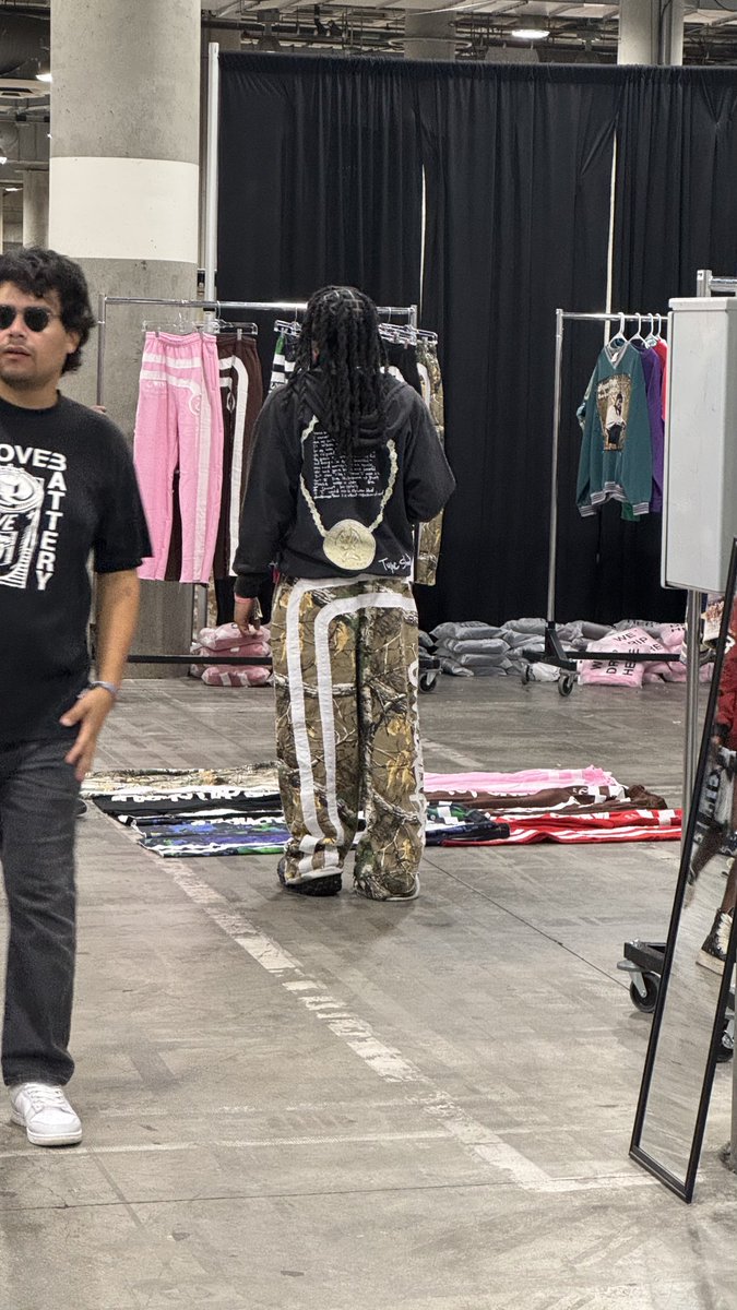 camdiamond's tweet photo. I want to kill myself #complexcon https://t.co/Mz3s9rVgJK