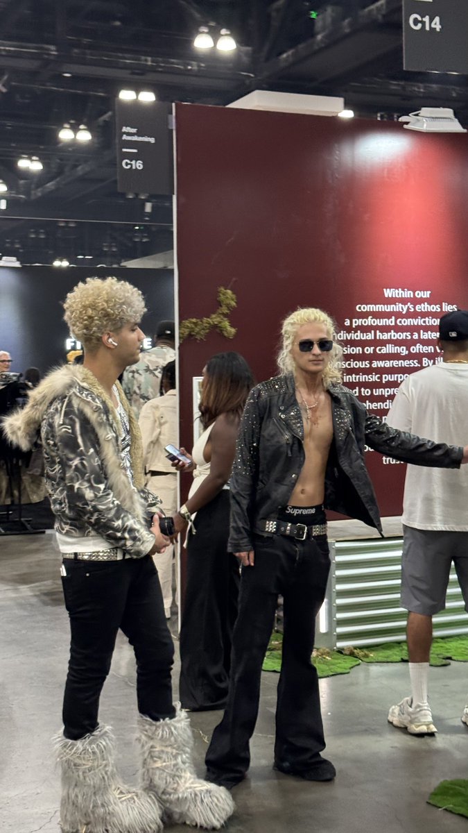 camdiamond's tweet photo. I want to kill myself #complexcon https://t.co/Mz3s9rVgJK