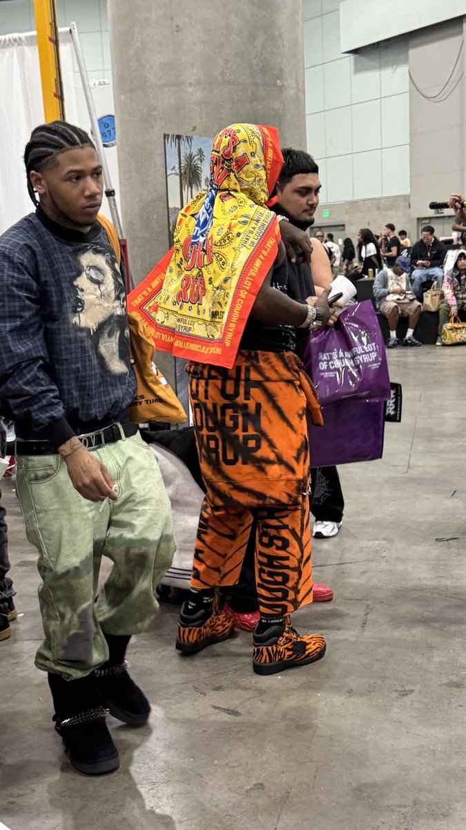 camdiamond's tweet photo. I want to kill myself #complexcon https://t.co/Mz3s9rVgJK