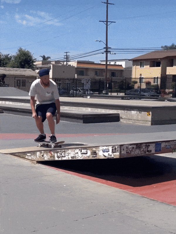 HaileySidwv2eq's tweet photo. Hoy en la clase, el profesor nos enseó la técnica de la patada águila para hacer mejor el skateboarding. https://t.co/GjwMWBLLrR