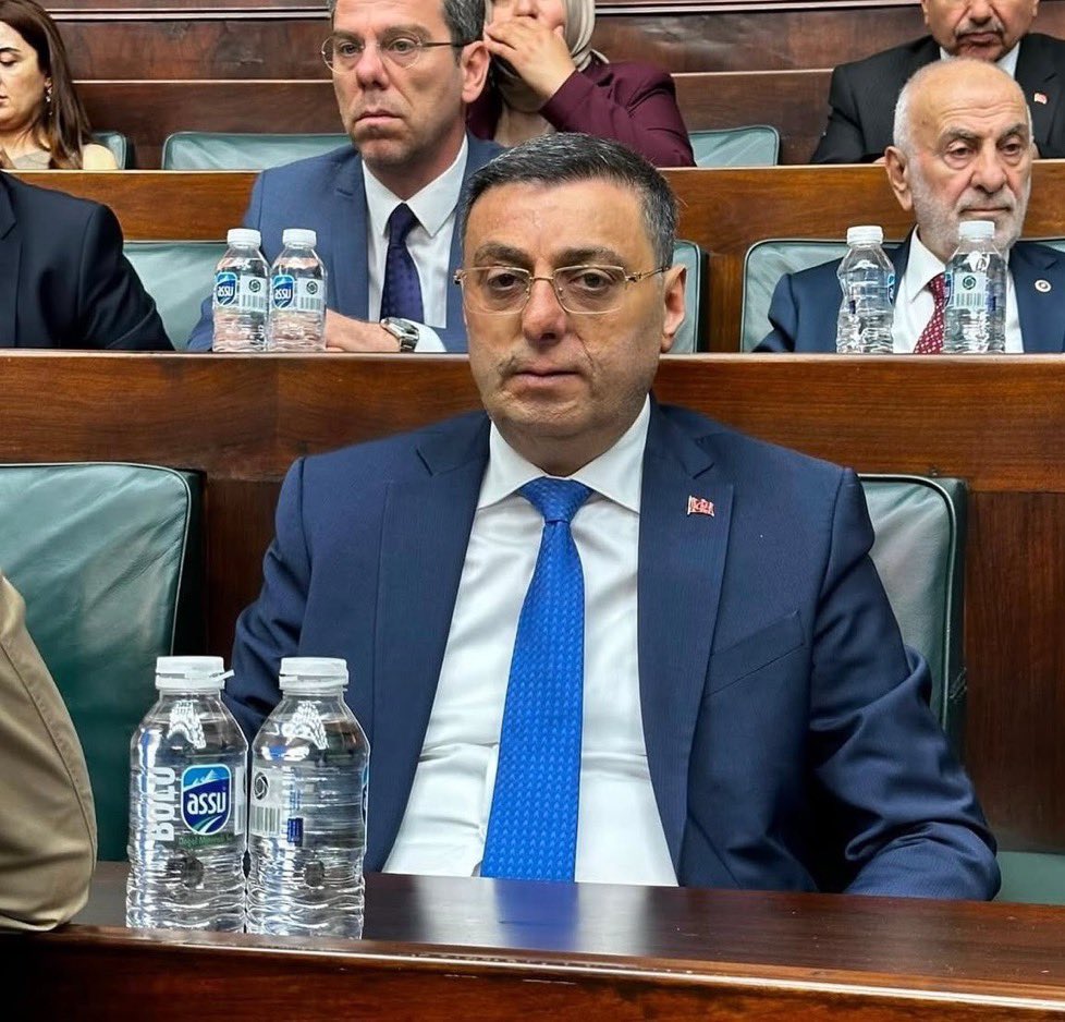 avcemilcck__480's tweet photo. AKP İstanbul Milletvekili Serkan Bayram çok önemli şu 2 cümleyi söyledi:

1– Fon işinde daha kimler kimler var!
2– Reis, AK Parti’yi kapatmalı yeni parti kurmalı ki arınma olsun!

Ve susturuldu, özür diledi.

Ben şu noktaya takıldım: İşin içinde kimler var, kimler bunu susturdu? https://t.co/X65wuIDgj0