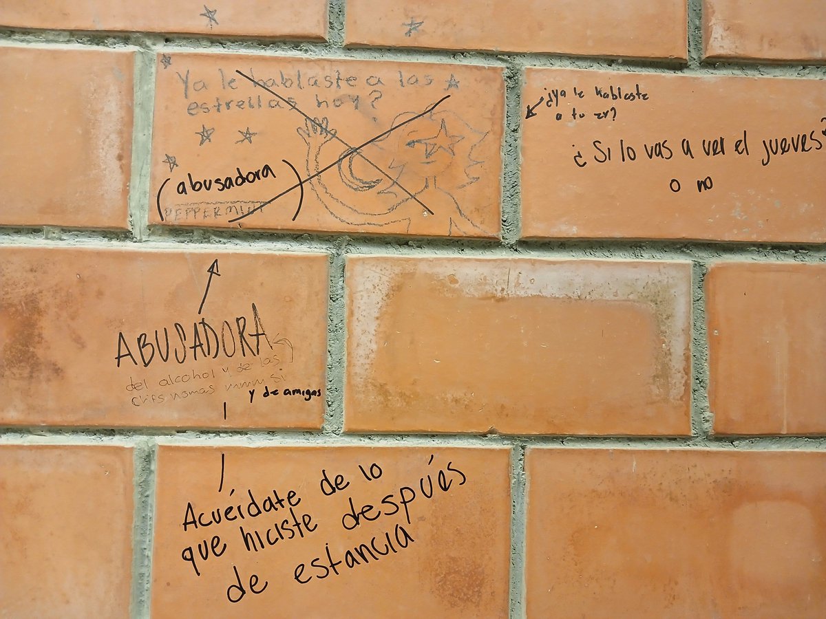 pato_gorg's tweet photo. Encontrar esto en el baño de mi facultad fue muy loco, y mas por que hay cosas que no se entienden y parece que lo hizo la misma persona https://t.co/atwdotFhWp