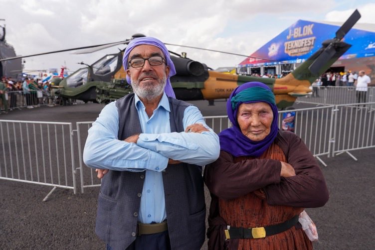medyamuhtari's tweet photo. 🔴 Günün en çok paylaşılan fotoğraflarından biri Teknofest Şanlıurfa'dan dı.

Bu efsane fotoğraf ölümsüzleşmelidir, biz heykele karşıyız, Baykar'ın girişine heykelini yapalım diyememem ama,
 Baykar'ın girişine 300x200 (belki daha büyük) ebadında asılmalıdır. @Selcuk @haluk @BaykarTech