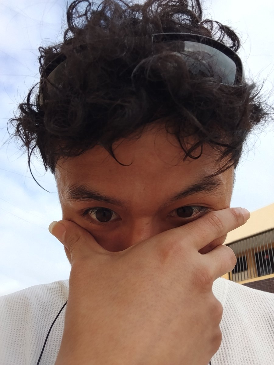 stalindneil's tweet photo. Me la bajan feo csmr. Quería tomar foto a la obra de arte que hice en mi cédula de votación y prohibieron el celular, me dijo que deje el fono en la mesa. Será que se enteraron lo que hice meses atrás??? XD https://t.co/54v6xhAqGM