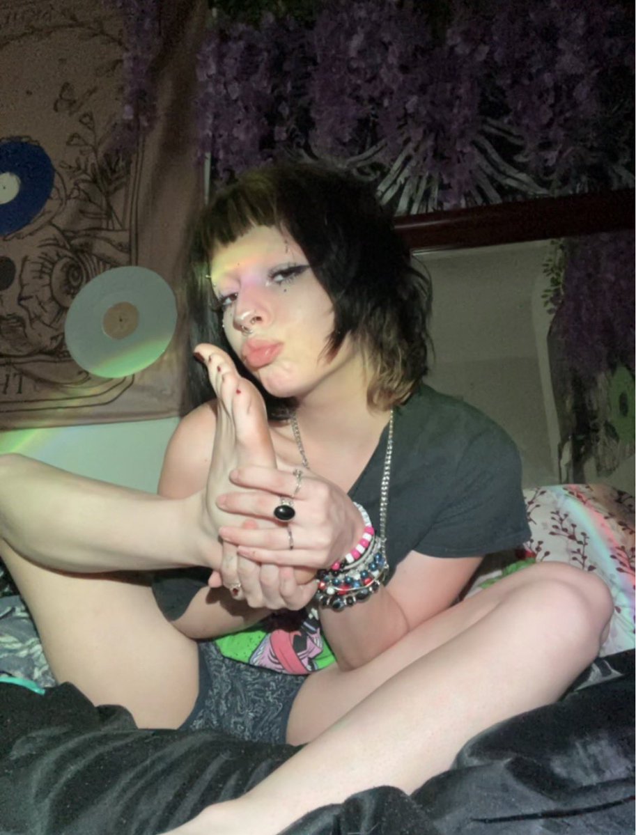 kitttyssoless's tweet photo. i love that you love my feet https://t.co/SVdbgXjDS5