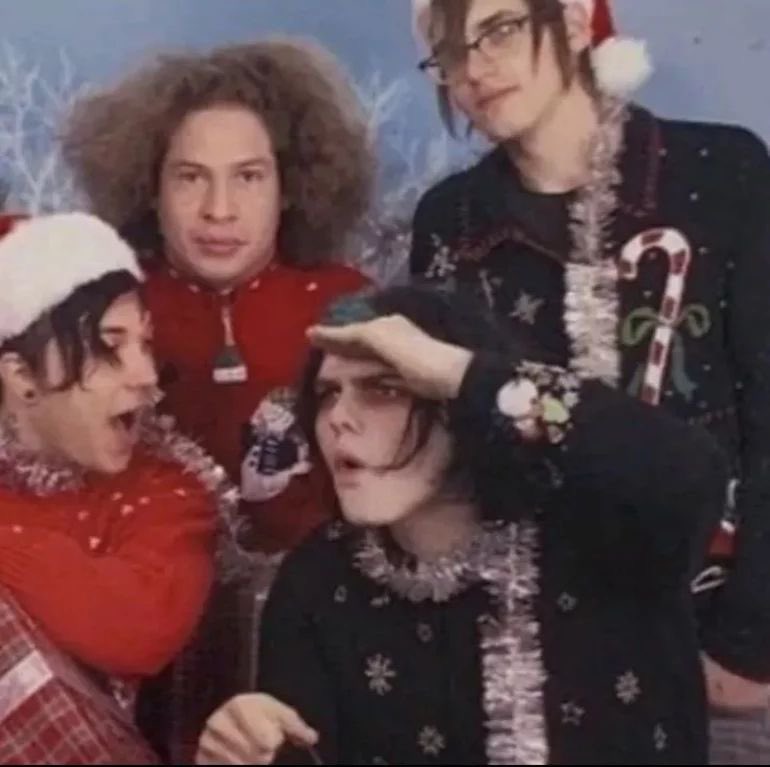 fangedfruitbat's tweet photo. i like this picture so much bc gee and frank r like Acting mikey's posing for a christmas card and ray looks like he's high and doesn't want anybody to know https://t.co/Z3qKyHWj2r