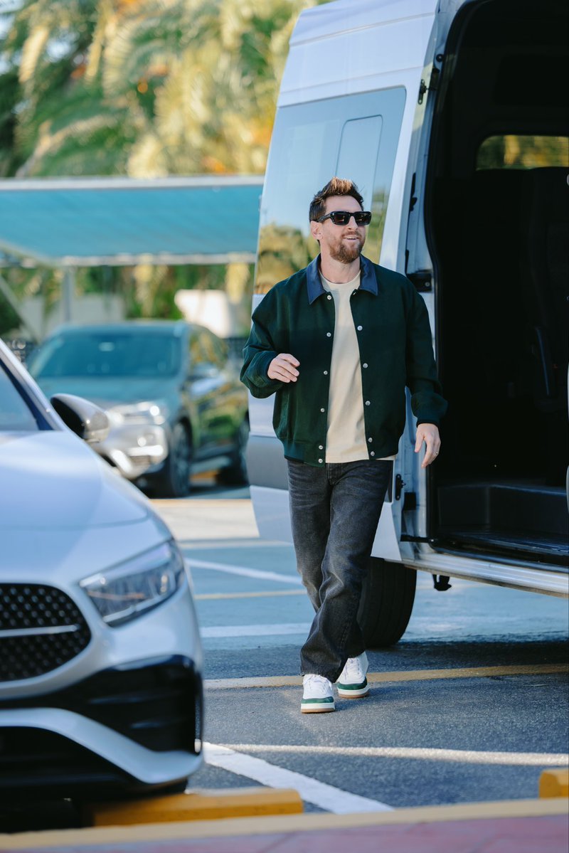 ActuFoot_'s tweet photo. 🚨🚨 IL EST LÀ !!!!! 

LIONEL MESSI 🇦🇷 A REJOINT LA SÉLECTION ARGENTINE À DEUX JOURS DE SON MATCH D’ADIEUX AVEC L’ALBICELESTE !!!! 🐐😎

📸 @Argentina https://t.co/kWurD2CLBe