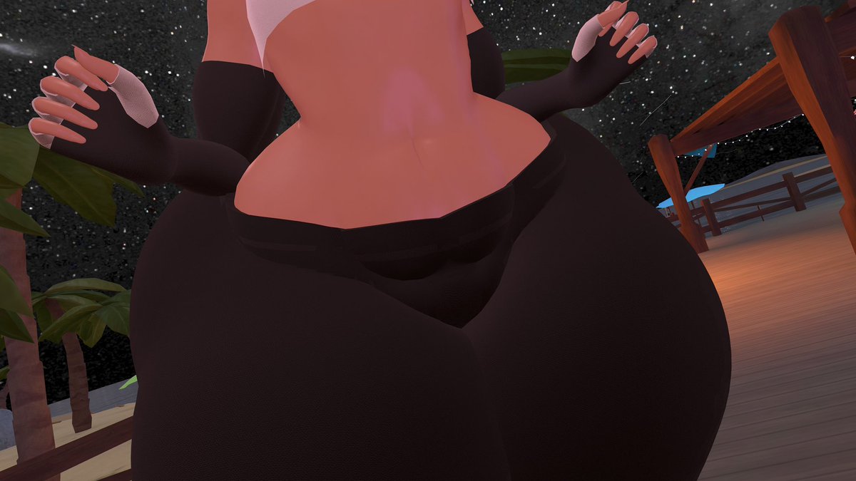 VeniVRC's tweet photo. I got hips like a mom dude. . 💛 https://t.co/EIFaniixEP
