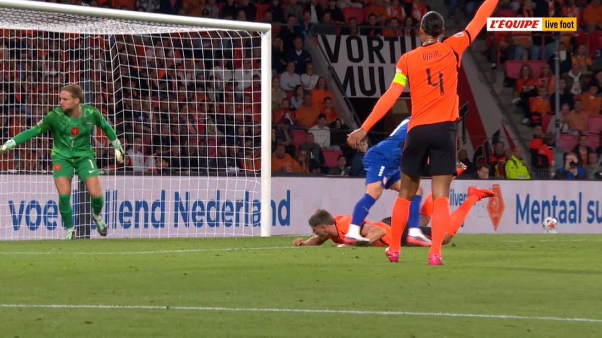 TheSpursHQ's tweet photo. Micky van de Ven comes off for Netherlands with a hand injury after being stepped on 🤕🇳🇱 https://t.co/UDtRfV783h