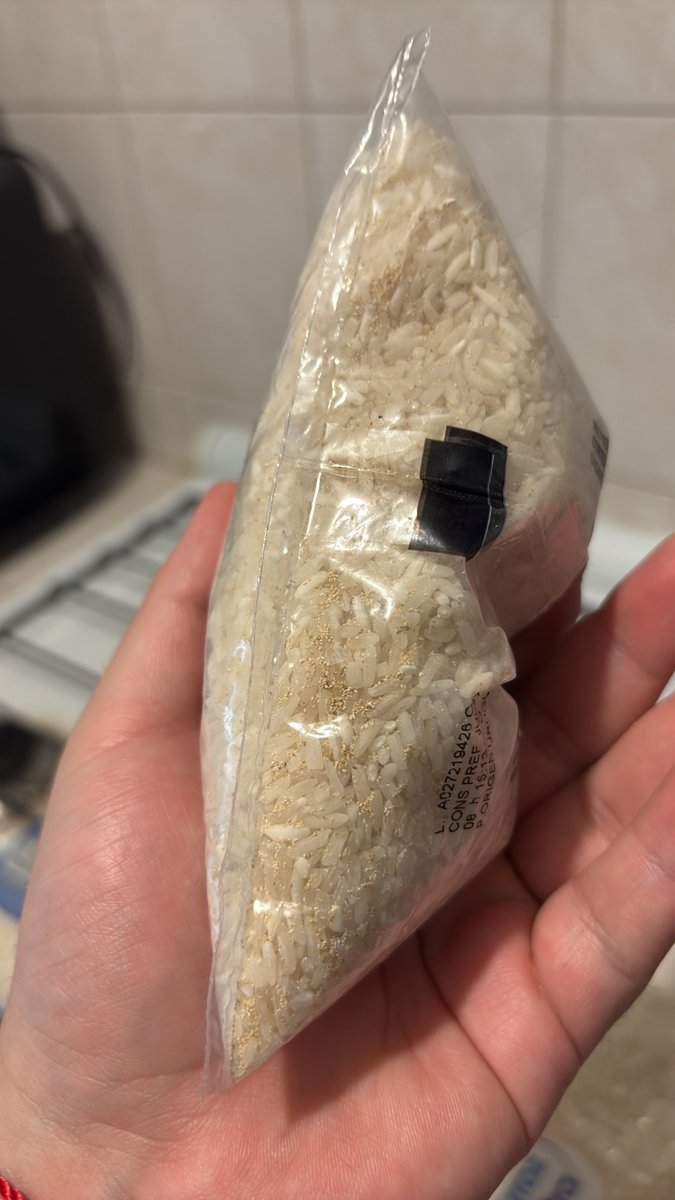 _darkspot's tweet photo. @WalmartMexico tengo 3 paquetes de arroz great value que compré en su sucursal de Walmart Toreo, hace muy pocos días, y vienen contaminados con larvas y huevecillos, y son de diferentes lotes. Que asco, jamás voy a volver a comprar de esa marca. https://t.co/ULrLTyh5sK