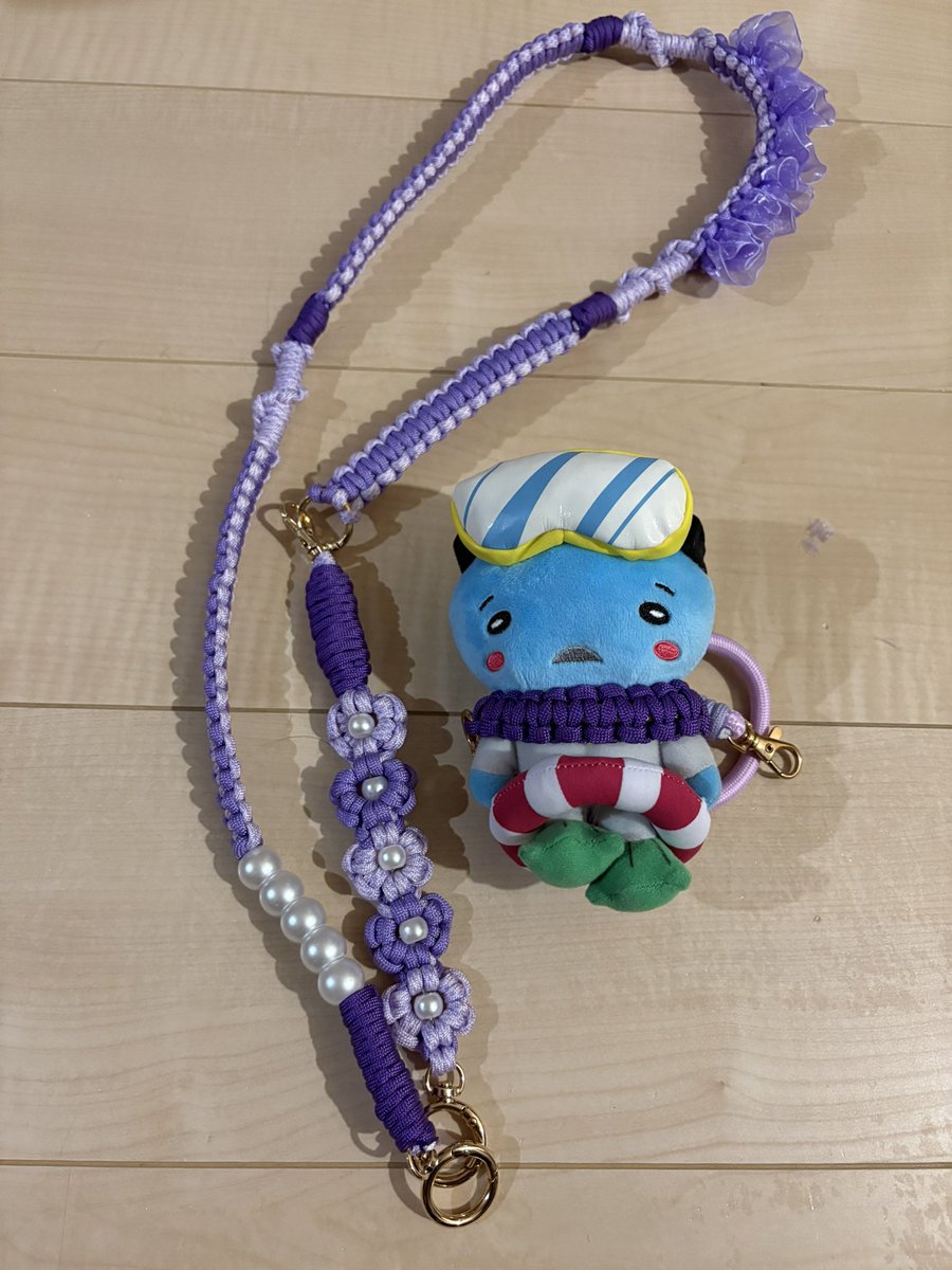karin2011's tweet photo. うああああああああっできたァァァァァァァァ
ペンライト兼スマホストラップ！
最後の最後にお花編みの処理ミスって、
半泣きで仕上げた😭

パラコードと一緒、
最後の最後までいけるって諦めない😭 https://t.co/glX53J2LJo