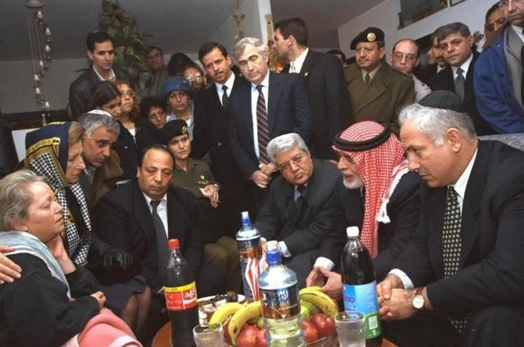yaseenizeddeen's tweet photo. الملك حسين يقدم التعازي للمستوطنين الذين قتلوا في عملية الباقورة التي نفذها أحمد الدقامسة عام 1997م.

حتى تعرفوا أن هذا النظام متصهين منذ أيام عبد الله الأول والحسين من بعده، وما نراه من عبد الله الثاني ليس غريبًا عن نهجهما. https://t.co/eFOAaprWkO