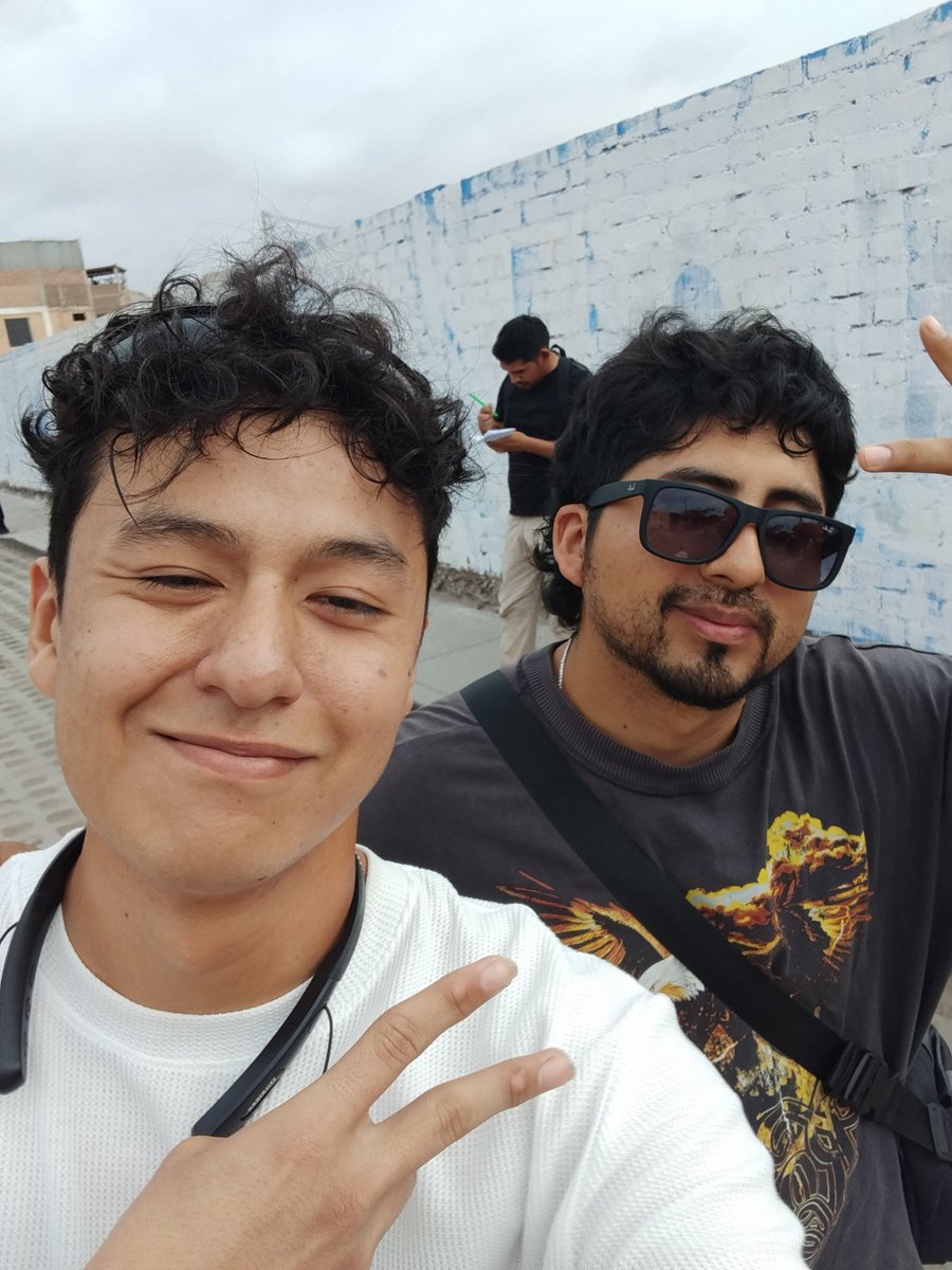 stalindneil's tweet photo. Me encontré con Jefrain afuera del colegio San Pedro después de votar. Le dije que mande saludos a Los Reales Fallas 😎. Humildad. https://t.co/YMb6j06tPP