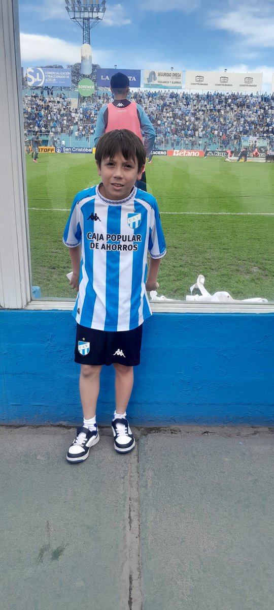 pilucajal's tweet photo. Mi flaco en el mejor lugar del mundo 💙🤍💙 https://t.co/7eiyil8EgS