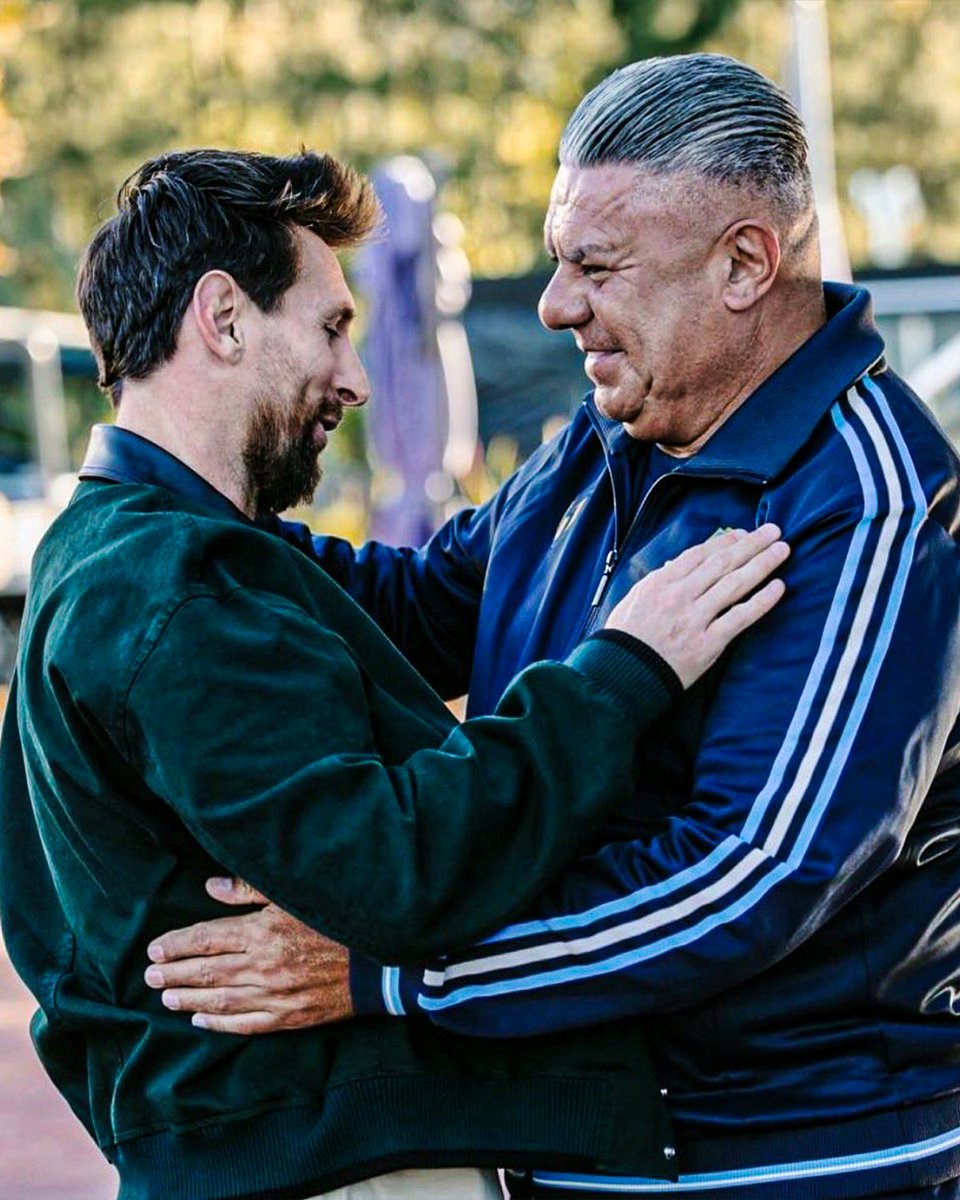 AtaqueFutbolero's tweet photo. El abrazo entre Lionel Messi y Claudio Tapia.

El 10 se suma al plantel en lo que serán sus ÚLTIMOS ENTRENAMIENTOS con la Selección Argentina. 🥹🇦🇷 https://t.co/TnjYk4k8QS