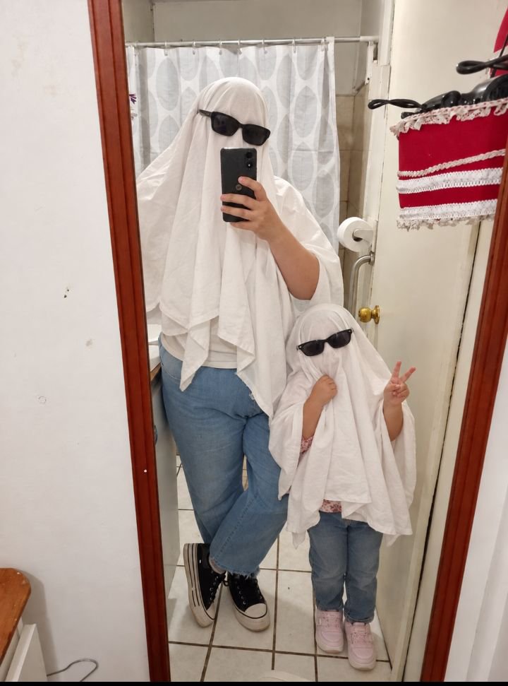 IsidoraNavarro's tweet photo. Halloween: porque ser normales ya nos aburrió. 👻🕶️ https://t.co/53krme0Pie