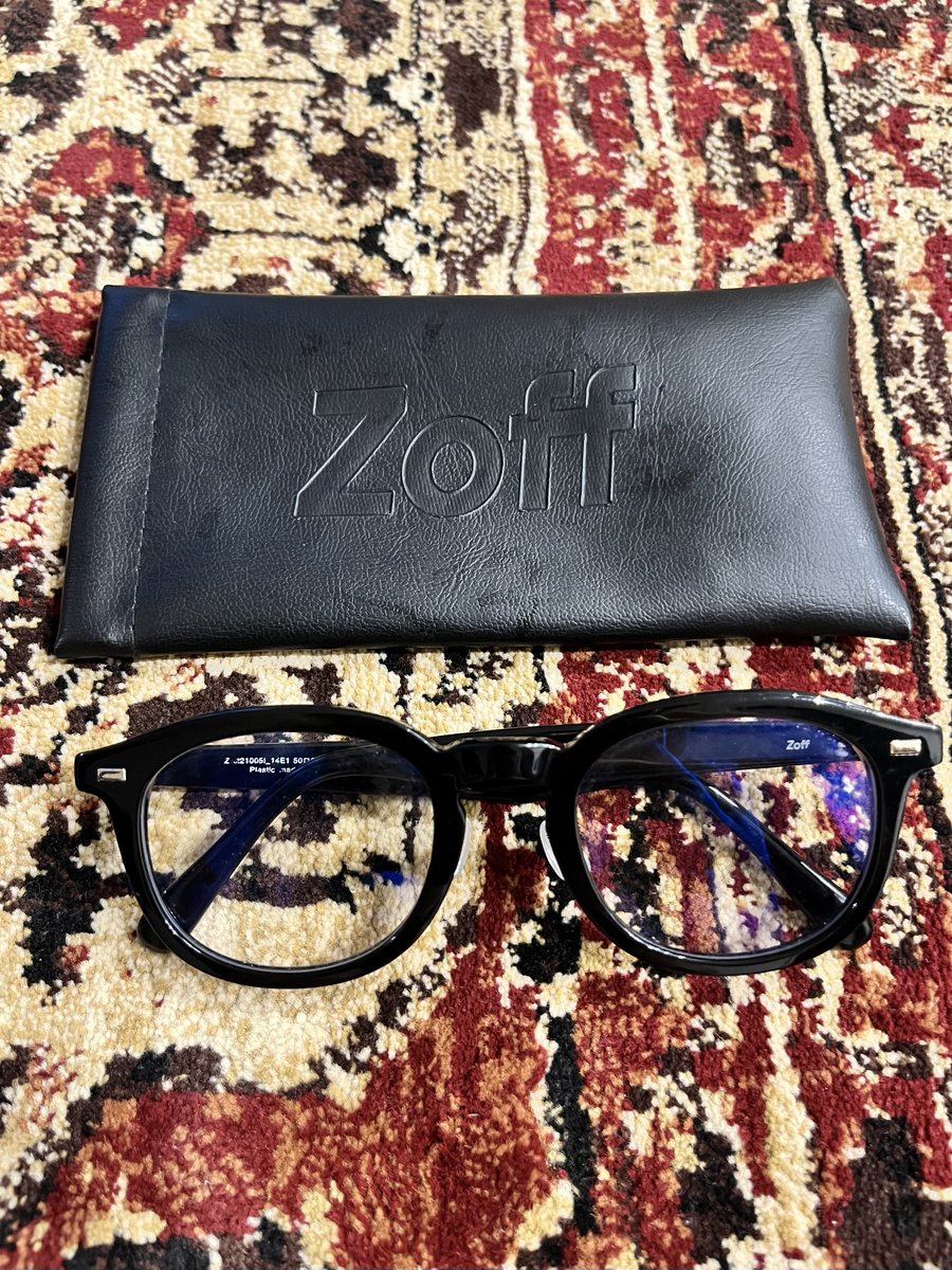 moja_kurashi's tweet photo. Zoffの黒縁メガネ、なんとなくパーマと相性がいい気がす���。

小顔効果もあると勝手に思ってる。

#Zoff #メガネ #Eyewear #黒縁 https://t.co/9OPwfnjiaT