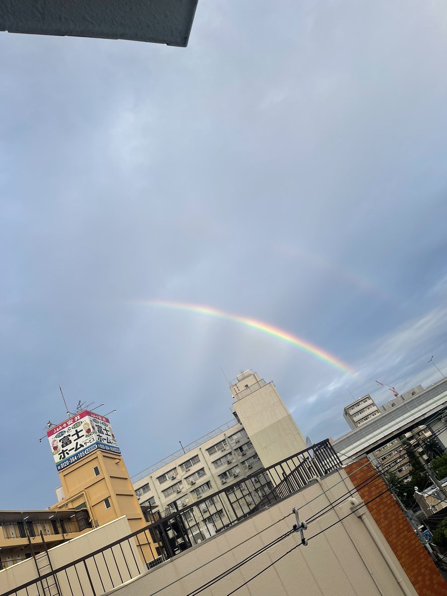 ki__25_'s tweet photo. 20分寝落ちして
辛くてポケーっとしていたらカーテン越しに虹っぽいのが見えて急いでベランダに出て写真を撮りました。
二重虹だったよ https://t.co/sUjXKHcPxV