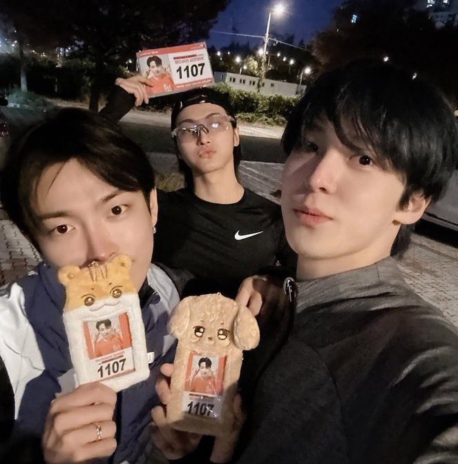 tyudeonggie's tweet photo. yunho and seonghwa always supporting hongjoong 😭😭 my yunhwa ￼😭😭 my 2ho 😭😭😭 my matz 😭😭😭 https://t.co/ZfTeiBgQEc