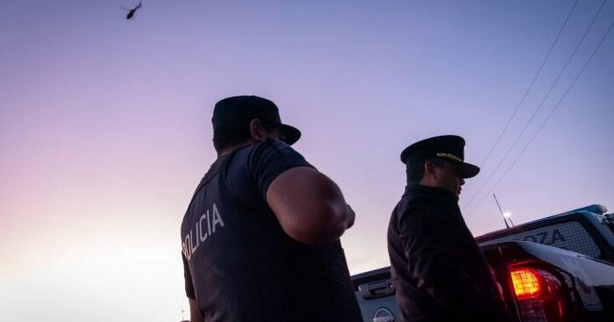 MinutoYa's tweet photo. Tragedia en Las Heras: murió un taxista tras una caída
#Mendoza #LasHeras
https://t.co/dLAO5Gih0d https://t.co/8fsnEcoDv6