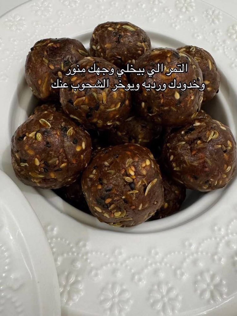 kz_v9i's tweet photo. التمرة هذى سر : 
صفاوة العيون 
الخدود الوردية 
نضارة البشرة 
الشعر الصح 
توازن الهرمونات 
النشاط والصحه والجمال ✨￼ https://t.co/5tXPuBFlFY