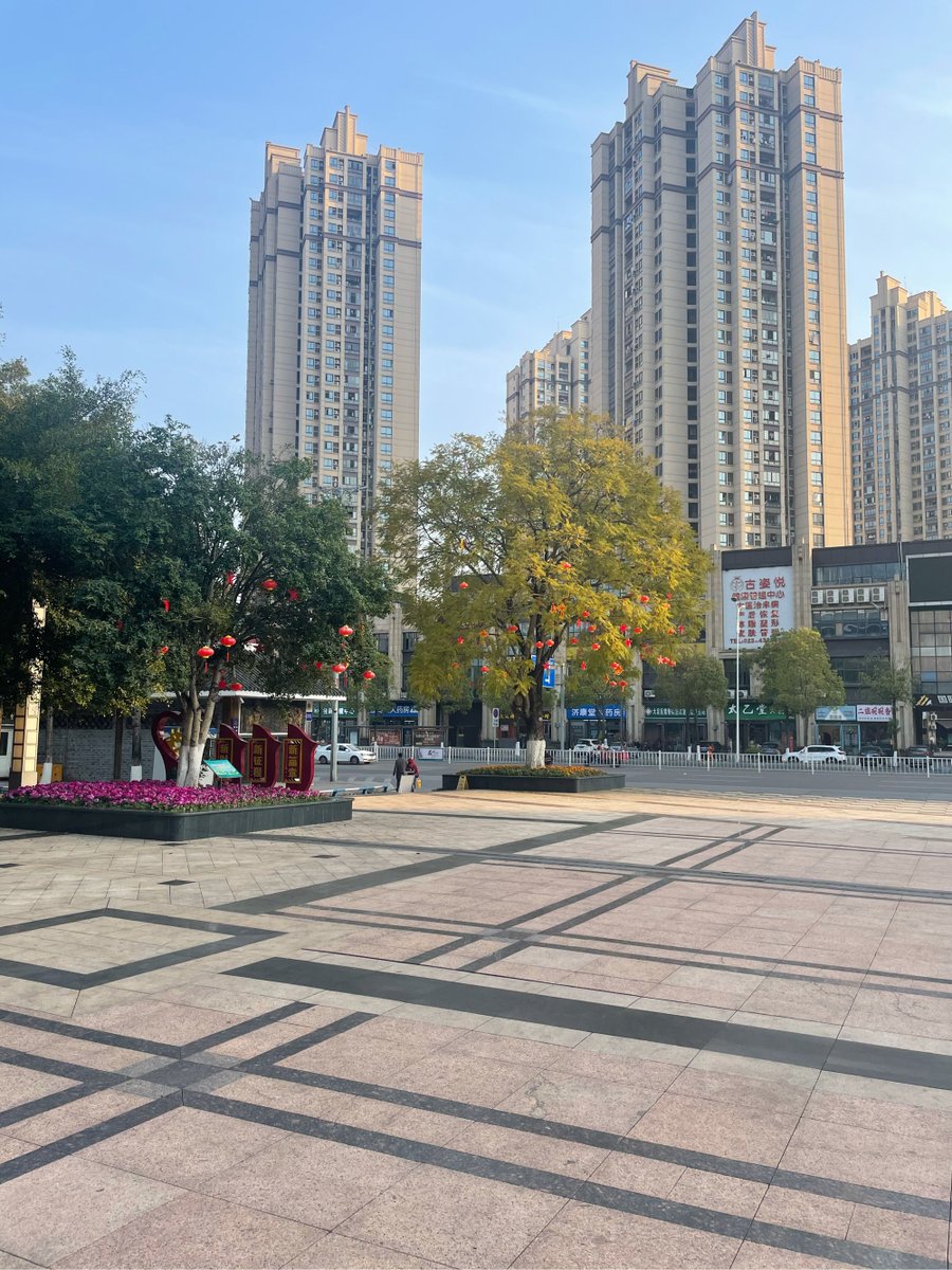 IsabelleMikwrt's tweet photo. [Me encuentro en la plaza de Ciudad Sur, donde el aire tiene un toque de envidia dulce que embriaga cada rincón.]， https://t.co/mlXjnTZly3