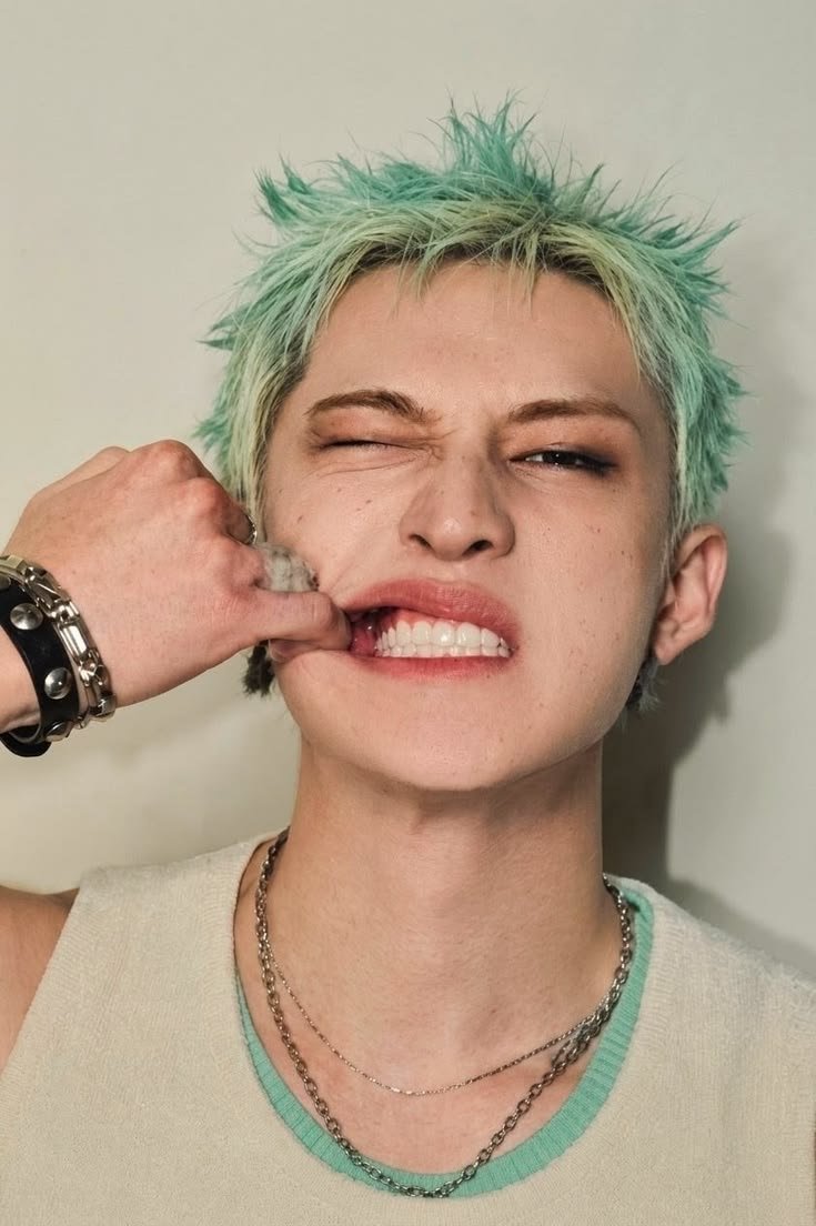 DamlvsFirstKhao's tweet photo. como me ve pinterest?  

idol, tatuaje, estética, outfit https://t.co/DtQ7RcWY3Q