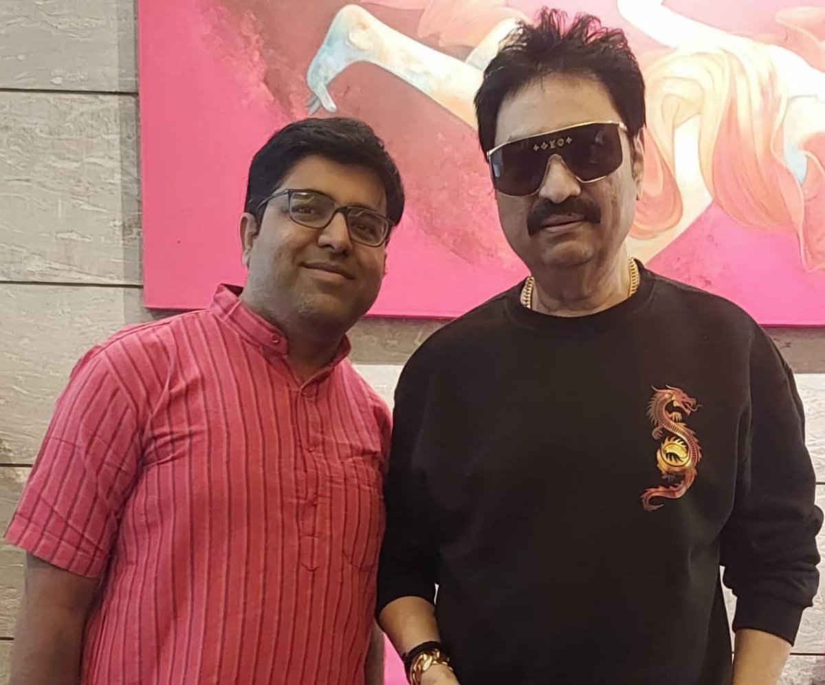deshmukhamey's tweet photo. A dream come true to finally meet my all-time favorite singer, the legendary Kumar Sanu Sir (Sanu Da)
The “Sachin Tendulkar of playback singing,” the Melody King of Bollywood, and a voice that needs no introduction—just pure magic
#KumarSanu #SanuDa #90sBollywood #bollywood https://t.co/SjiL2v3q4E