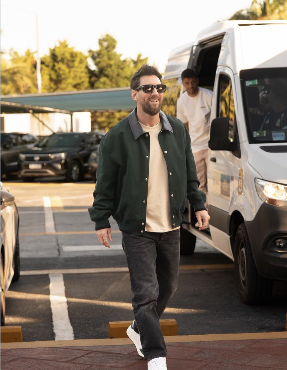 AlbicelesteTalk's tweet photo. 🚨 LEO MESSI HAS ARRIVED AT THE LIONEL ANDRES MESSI CAMP. 🩵🇦🇷 https://t.co/sqioJafLlU