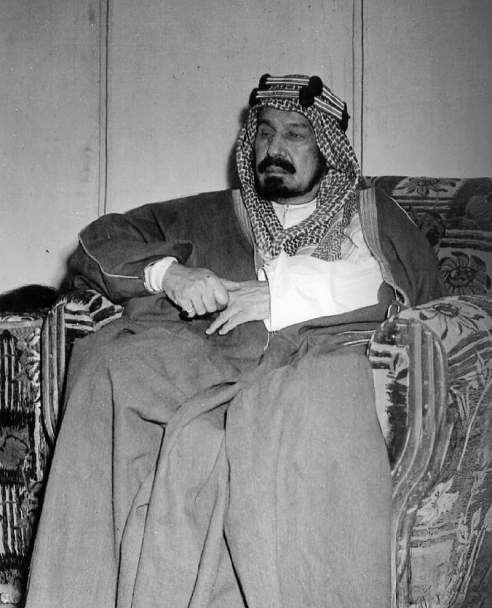 Mahamdsalem36's tweet photo. صورة نادرة وتاريخية لمؤسس المملكة العربية السعودية الملك عبدالعزيز بن عبدالرحمن آل سعود 🇸🇦 - طيب الله ثراه - تم التقاطها في عام 1365هـ / 1945م. رمز الحكمة والقوة وموحد هذا الكيان العظيم ✨ https://t.co/bAkKIGMBUa