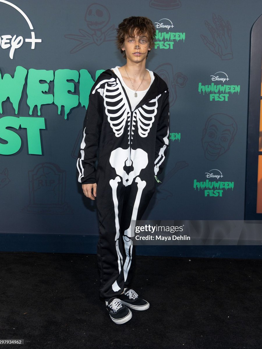 yourbiasrecker's tweet photo. WE AT HULUWEEN 💀💀💀💀💀 https://t.co/5yYkPHUUOp