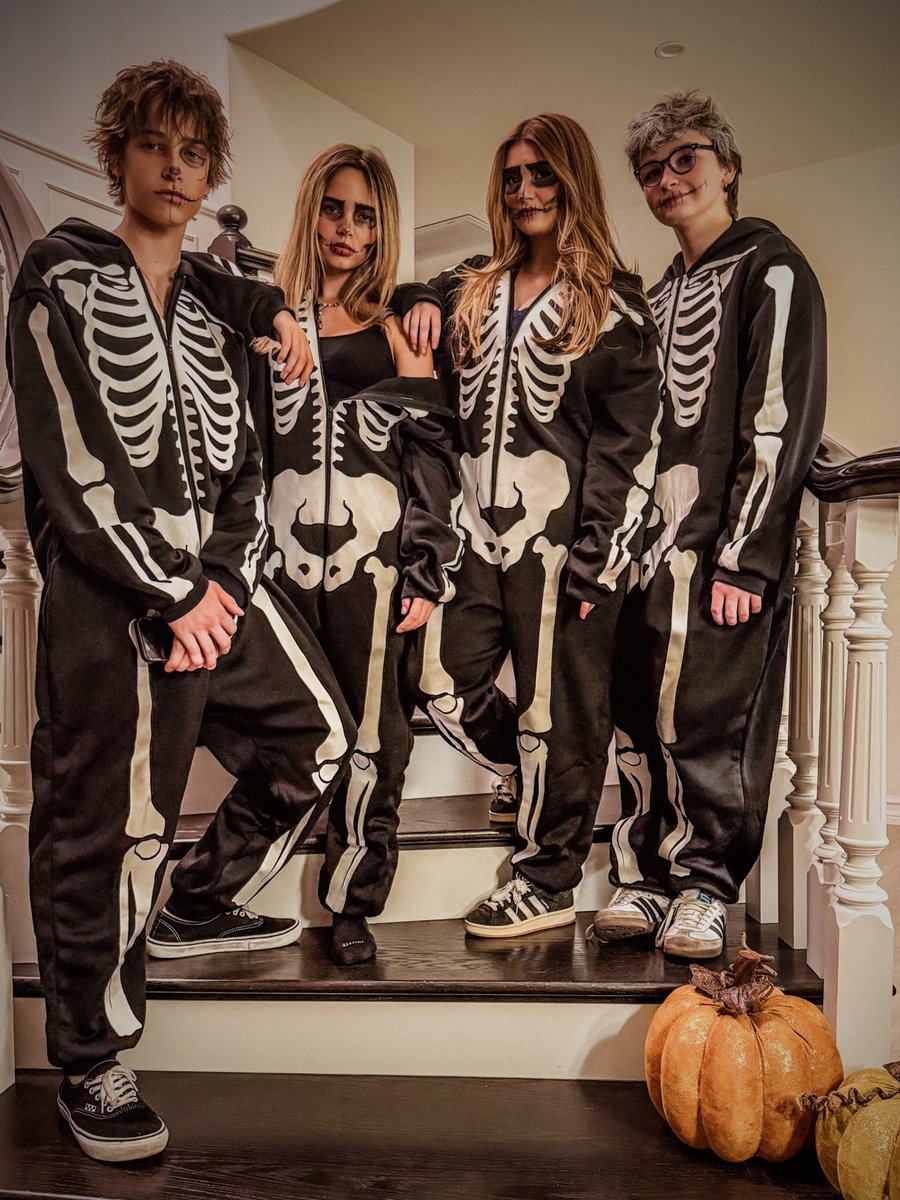 yourbiasrecker's tweet photo. WE AT HULUWEEN 💀💀💀💀💀 https://t.co/5yYkPHUUOp