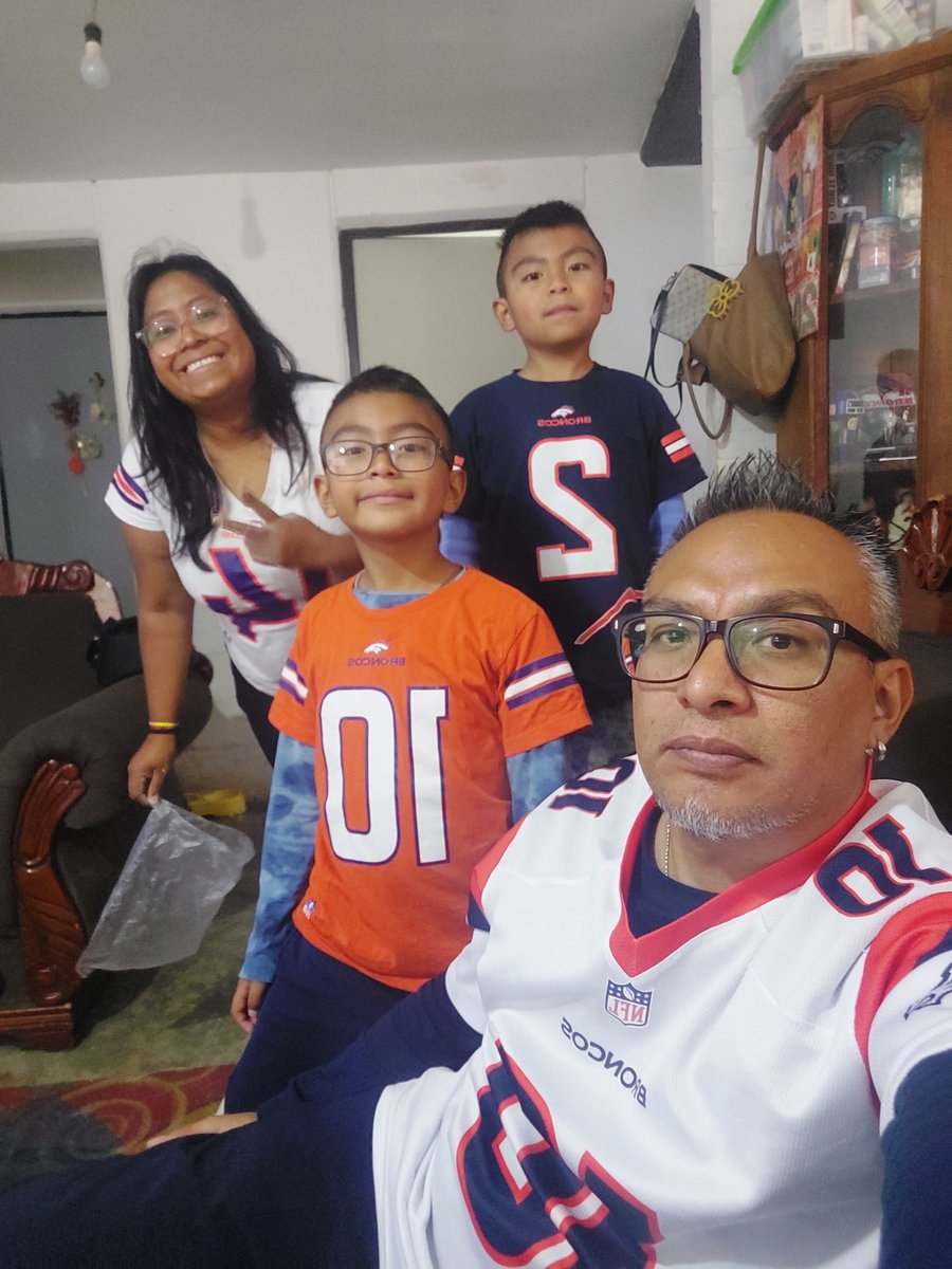 WILLIAM_PARALAX's tweet photo. Saludos a Enrique aunque llego tarde!!!!
#NFLEnTelevisa https://t.co/Z9vERzQUjF
