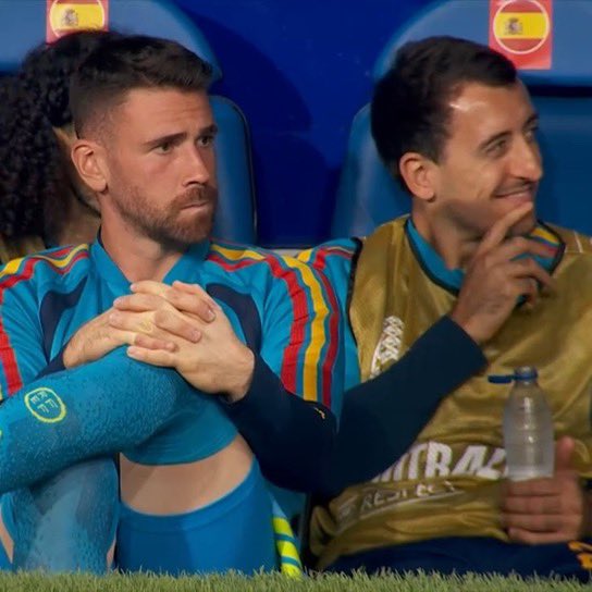 erogoregirl's tweet photo. au unaizabal donde son vecinos y en cada derbi vasco se salen a putearse al balcón, y se pelean cada vez que pueden, una noche mikel ve a unai llorando afuera y lo invita a pasar a casa https://t.co/Eo0rCQRG7z