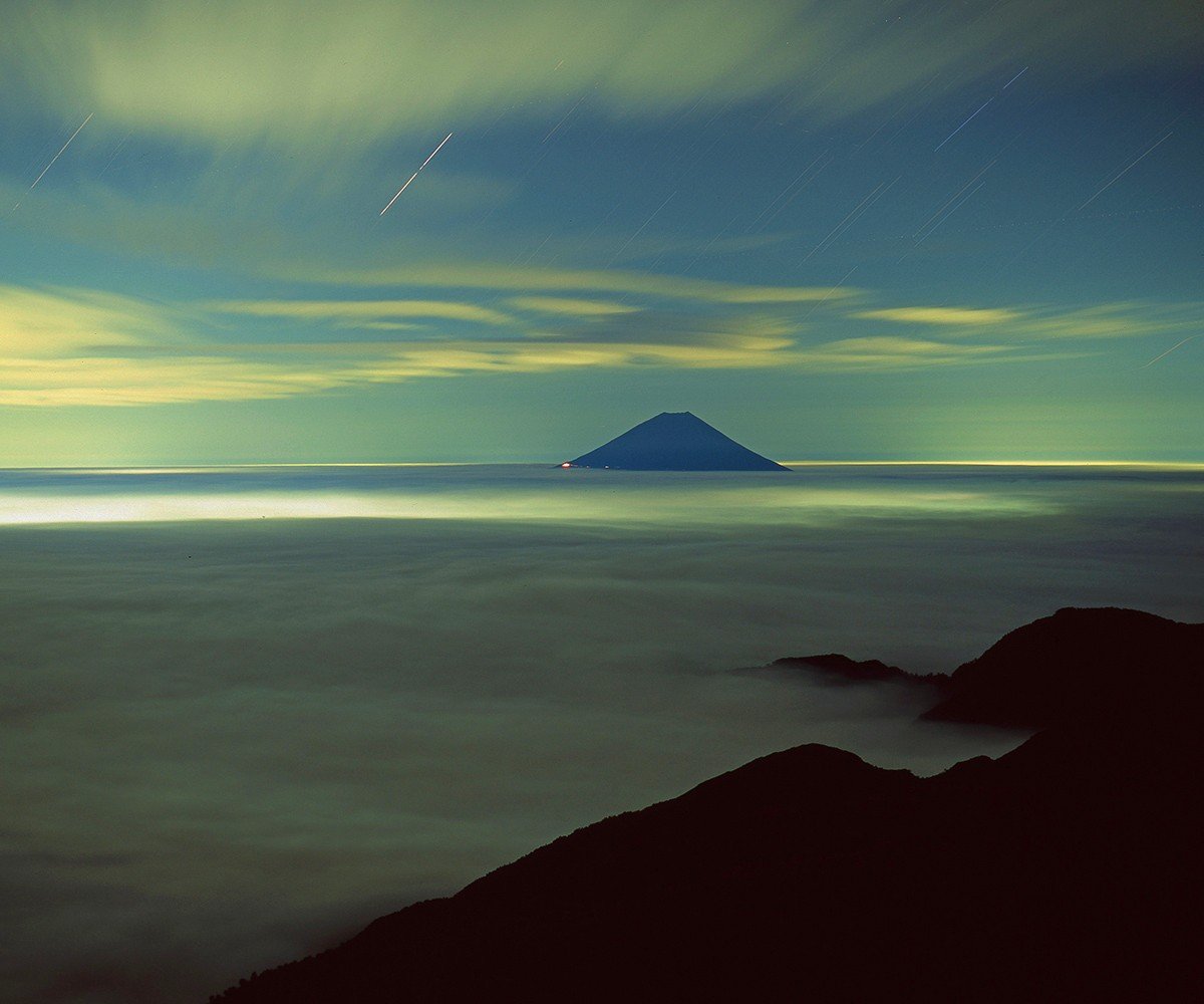 hina21no3's tweet photo. 真夜中の孤島

北岳で以前撮影
#富士山　#雲海　#夜景 https://t.co/6ViSOlNPTr