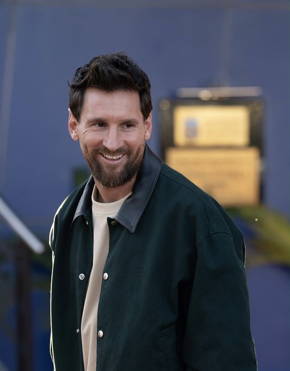 gastonedul's tweet photo. Leo Messi llegó. https://t.co/ZZanwfHf4i