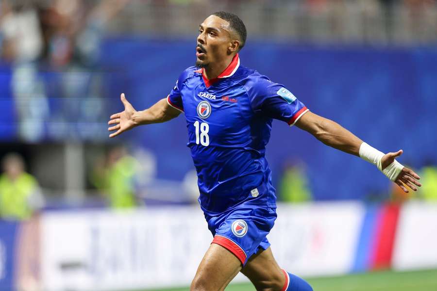 IdatsonE's tweet photo. L'Hispaniola, c'est Haïti ; ici, c'est Haïti. » 🇭🇹

Mwen kanpe ak Wilson Isidor. Yon jèn gason ki chwazi Ayiti, ki fè 2 gòl, epi ki pale ak kè l. Se pawòl fyète, pa rayisman. Ann kenbe fyète nou ak respè nou, epi kite foutbòl la rete foutbòl. ⚽

#Ayiti #WilsonIsidor https://t.co/Muzlmg8Goy