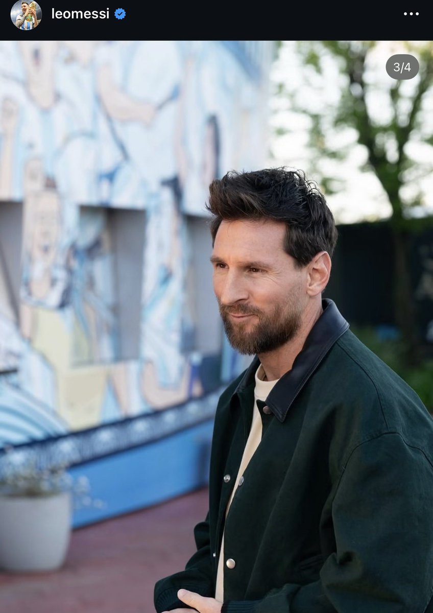 3micaa_'s tweet photo. Messi llegando en modo modelo y despreocupado como si no tuviese a toda la argentina llorándole por su despedida 🙏🏻 https://t.co/Hg7YOJHyWn