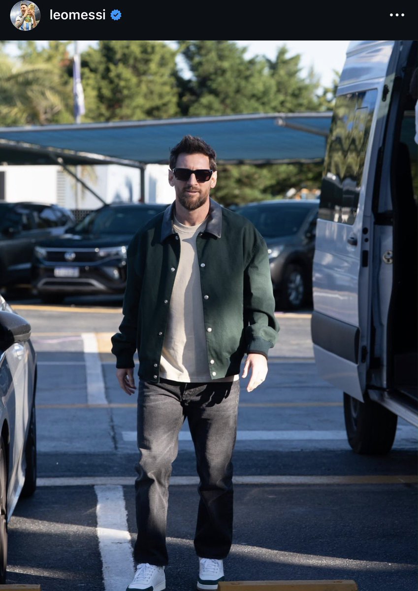 3micaa_'s tweet photo. Messi llegando en modo modelo y despreocupado como si no tuviese a toda la argentina llorándole por su despedida 🙏🏻 https://t.co/Hg7YOJHyWn