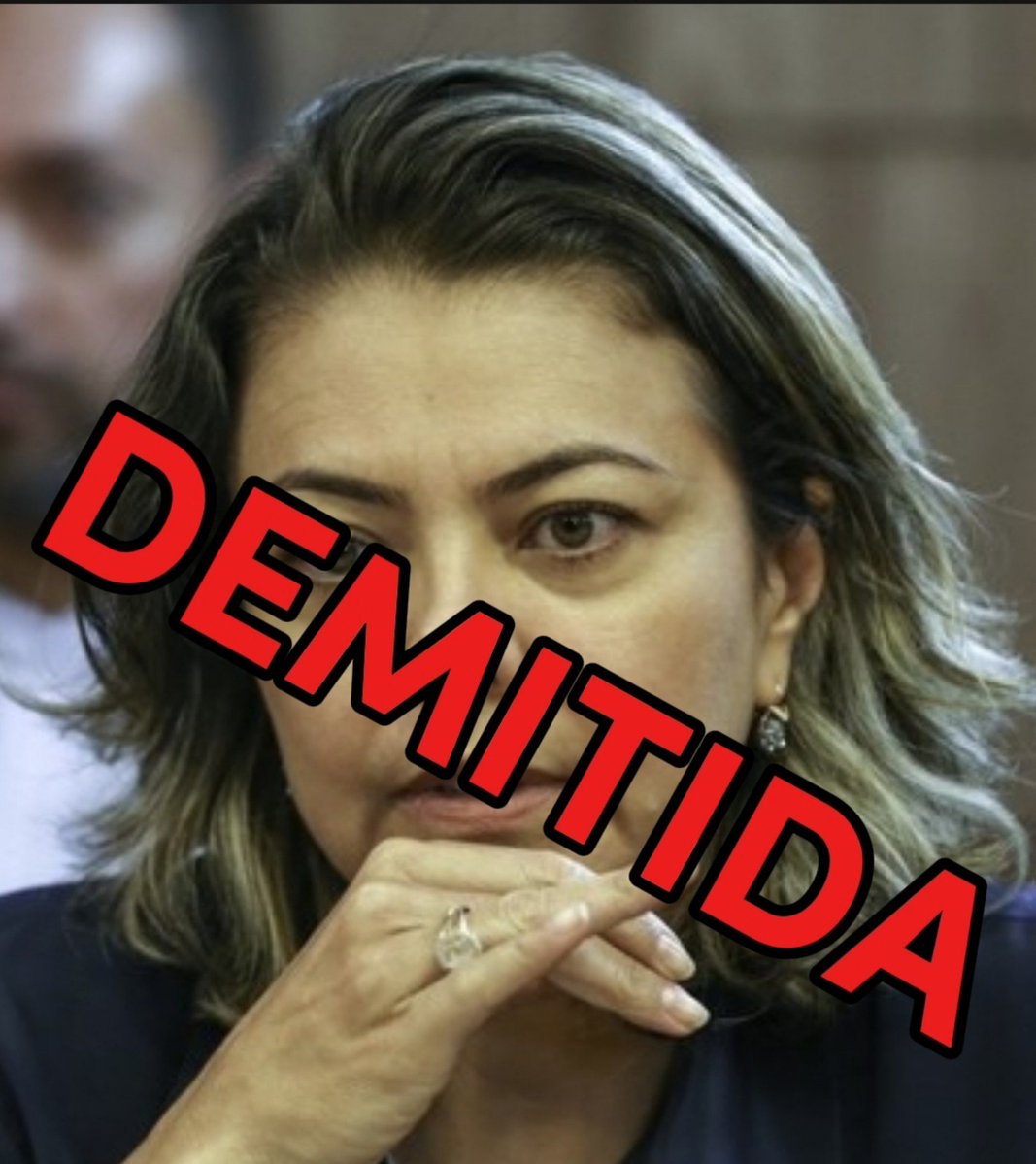 SidnelsonEu's tweet photo. ATENÇÃO!

MAIS UMA NO OLHO DA RUA!

Governista LEILA DO VÔLEI acaba de dar tchau.

ENTRARAM BIA KICIS e MICHELLE BOLSONARO. https://t.co/DuxIrMp1PX