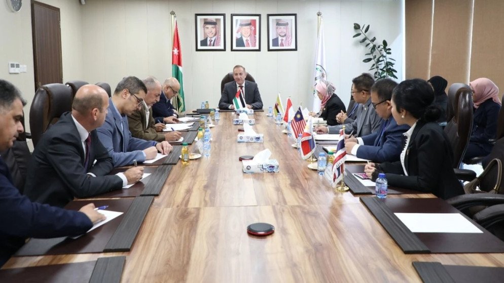 Jo_0now's tweet photo. الأردن يفتح أبوابًا جديدة للتعاون الزراعي مع دول الآسيان
بحث وزير الزراعة صائب الخريسات مع سفراء ورؤساء بعثات دول الآسيان سبل توسيع التعاون في الزراعة والأمن الغذائي وتعزيز التبادل التجاري للمنتجات الزراعية والغذائية بما يدعم فرص النفاذ إلى أسواق جديدة ويعزز الشراكات الاقتصادية https://t.co/oLoAyJmN3A