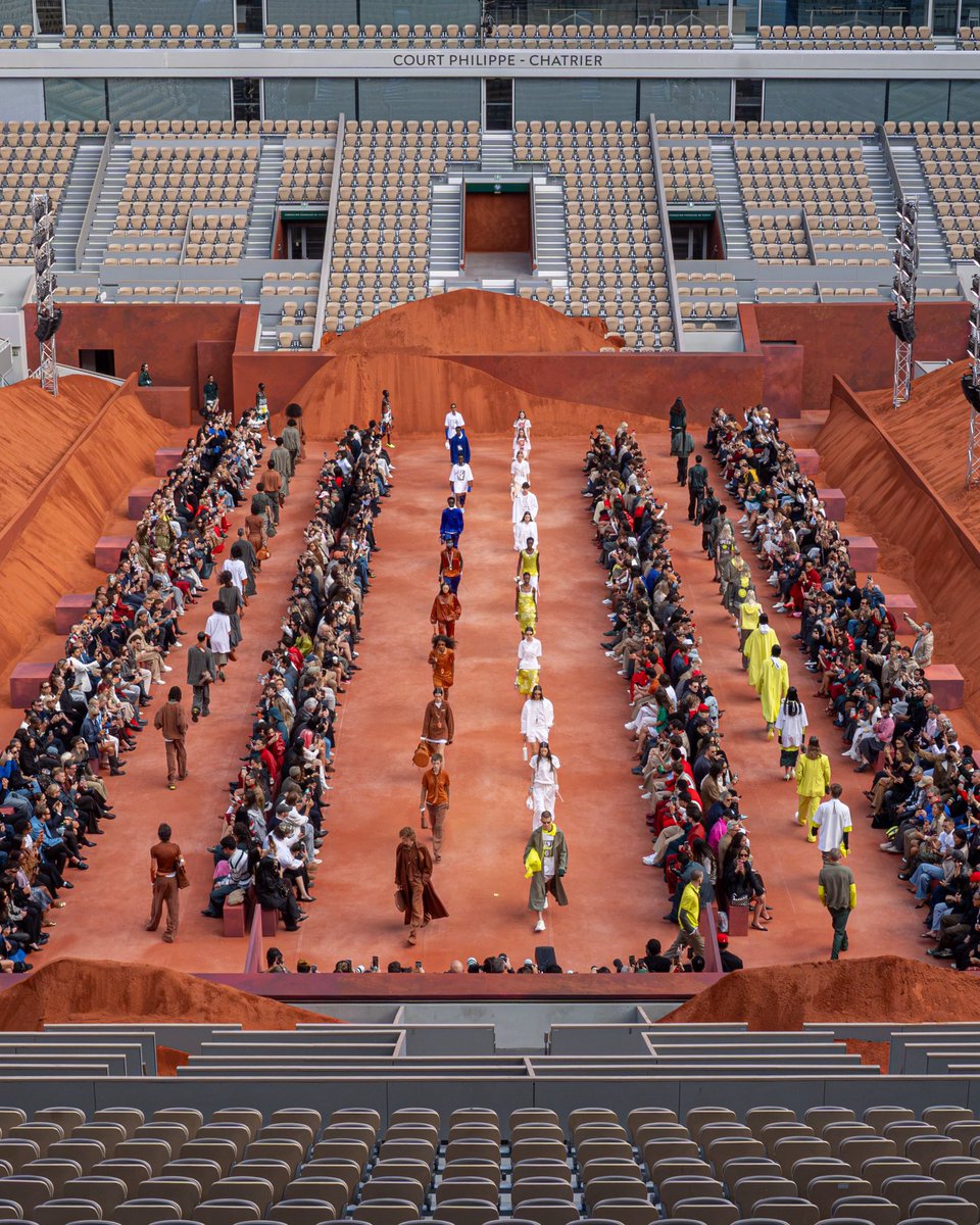 ivabianconero's tweet photo. La arcilla cubrió la cancha y las gradas de la Philipe Chatrier para la presnetacion de la nueva colección de Lacoste https://t.co/qAmDoOucZa