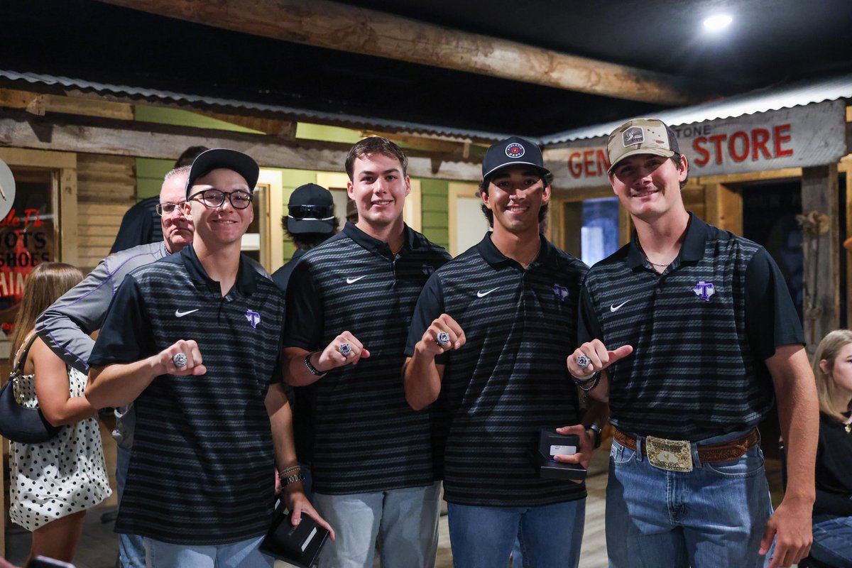 TarletonBase's tweet photo. Got our hardware 💍 https://t.co/RgaMPTHZQg
