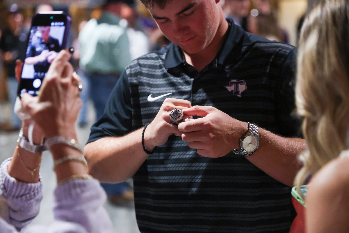TarletonBase's tweet photo. Got our hardware 💍 https://t.co/RgaMPTHZQg